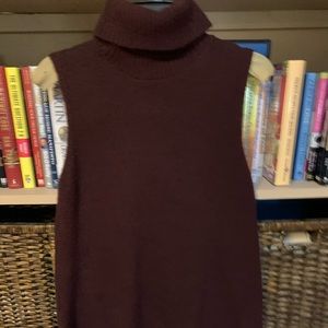 Sleeveless long turtleneck